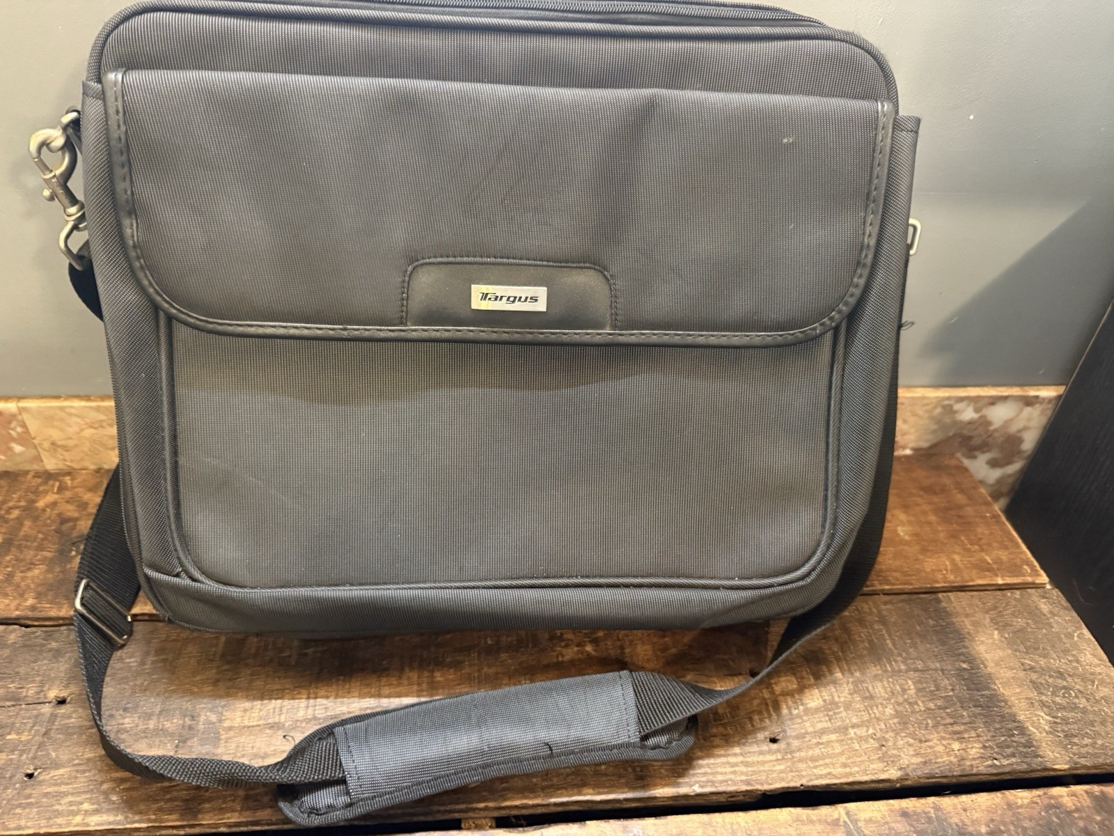 Targus 15” Laptop Bag Expandable Adjustable Straps Black With Pockets