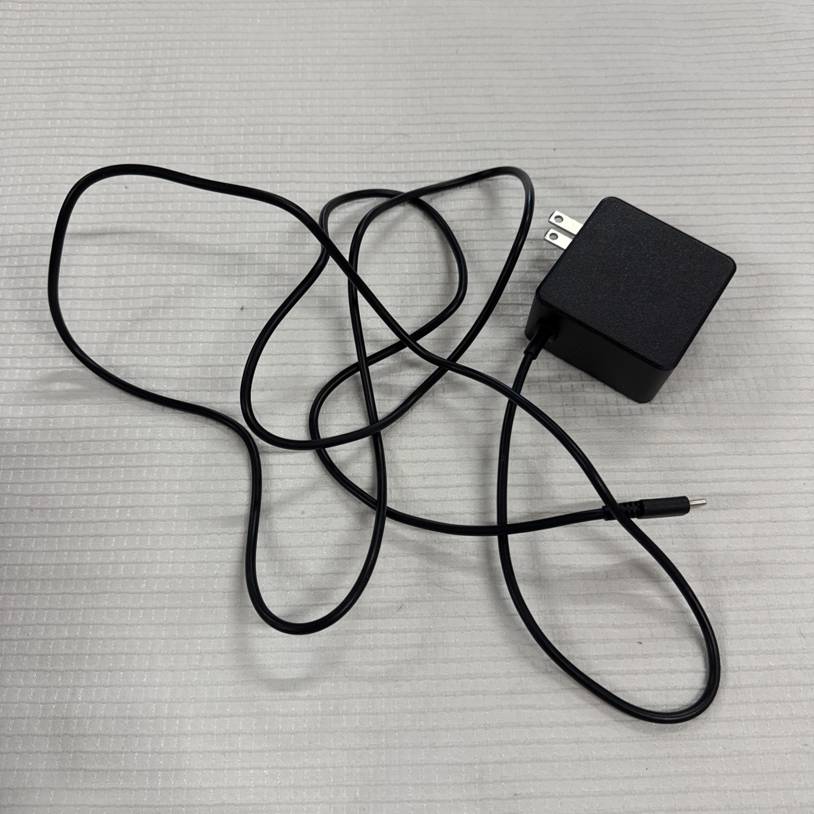 Amazon Basics AC Adapter USB-C 100-240V