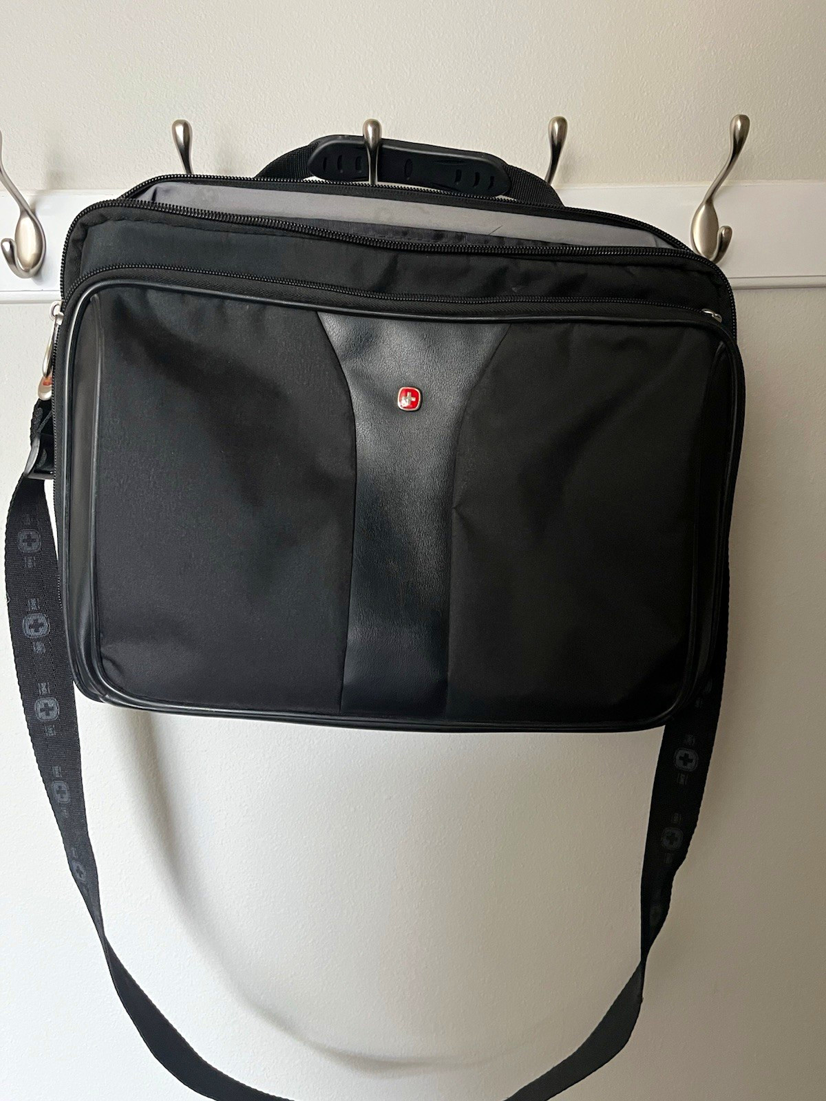 Wenger Padded Black Nylon Shoulder/Messenger Laptop Bag for 15 in Computer