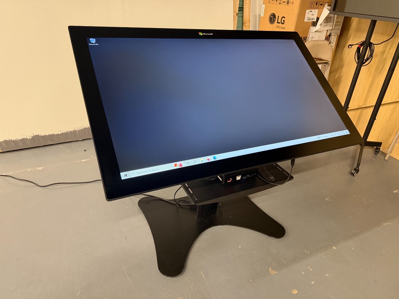Microsoft Perceptive Pixel 55" Multi-Touch Display w/ Stand & Road Case TESTED