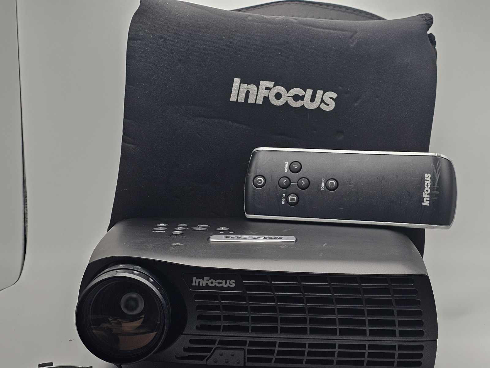 ☆ InFocus LP70+ Digital DLP Portable Projector With Cables Remote Case J2