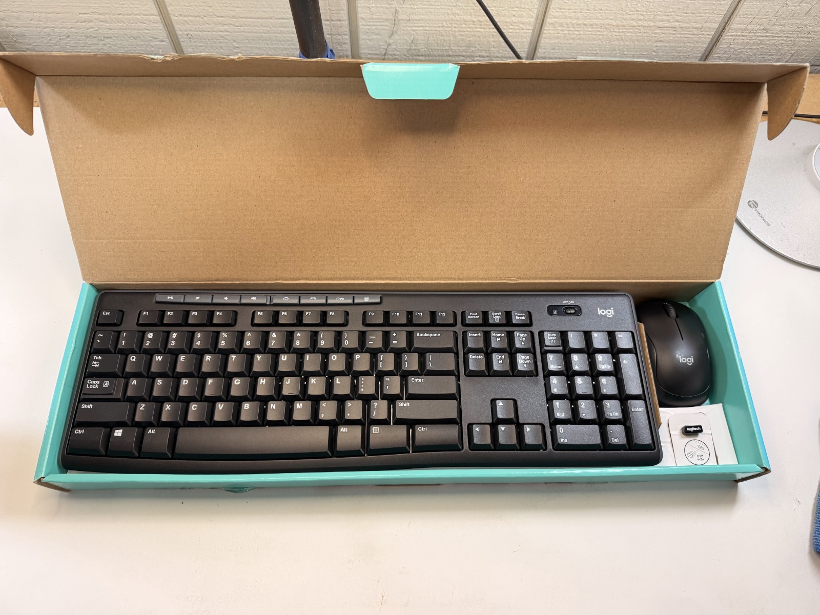 Logitech MK270 Wireless Keyboard and Mouse Combo Full Size Black