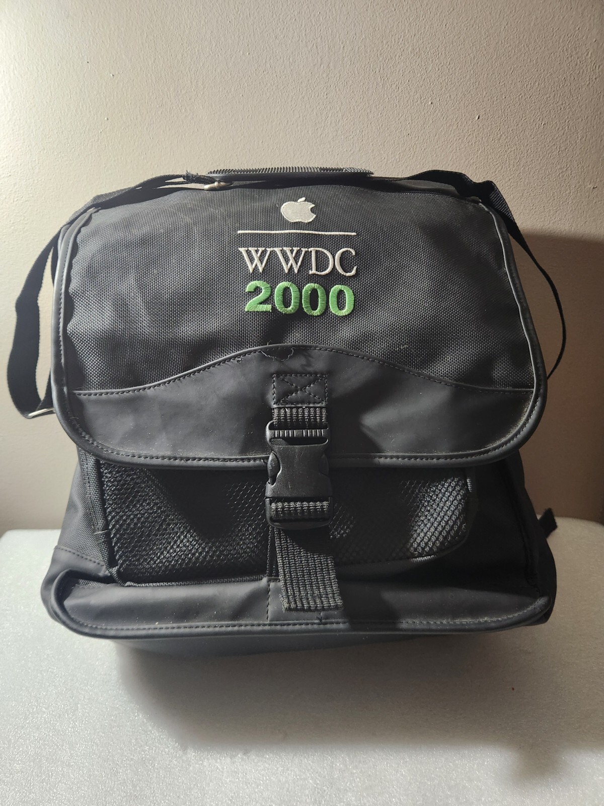 Vintage RARE Apple Computer WWDC 2000 Giveaway Green Logo Bag • 1 Strap is Broke