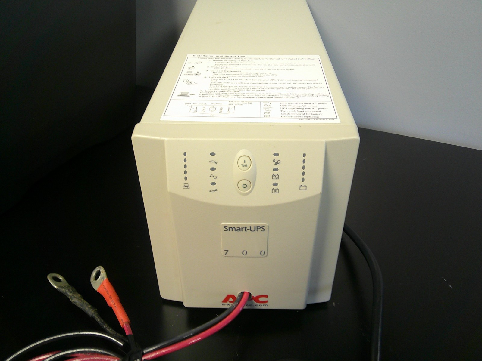 APC Smart-UPS 700VA (SU700X93) 120V – Used with Some Cables