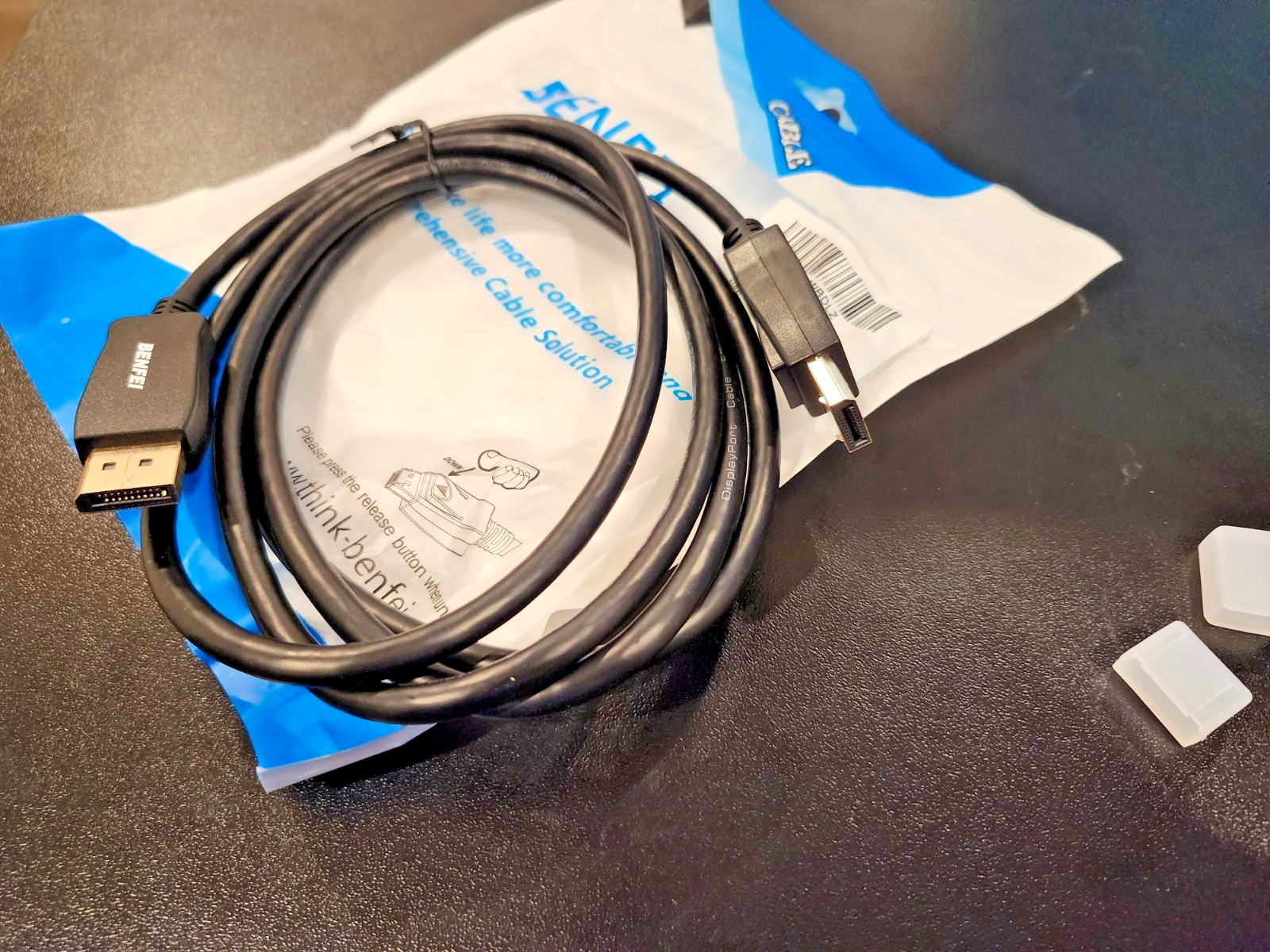 BENFEI Display Port Cable 5', NEW BAG, with end clip connector.