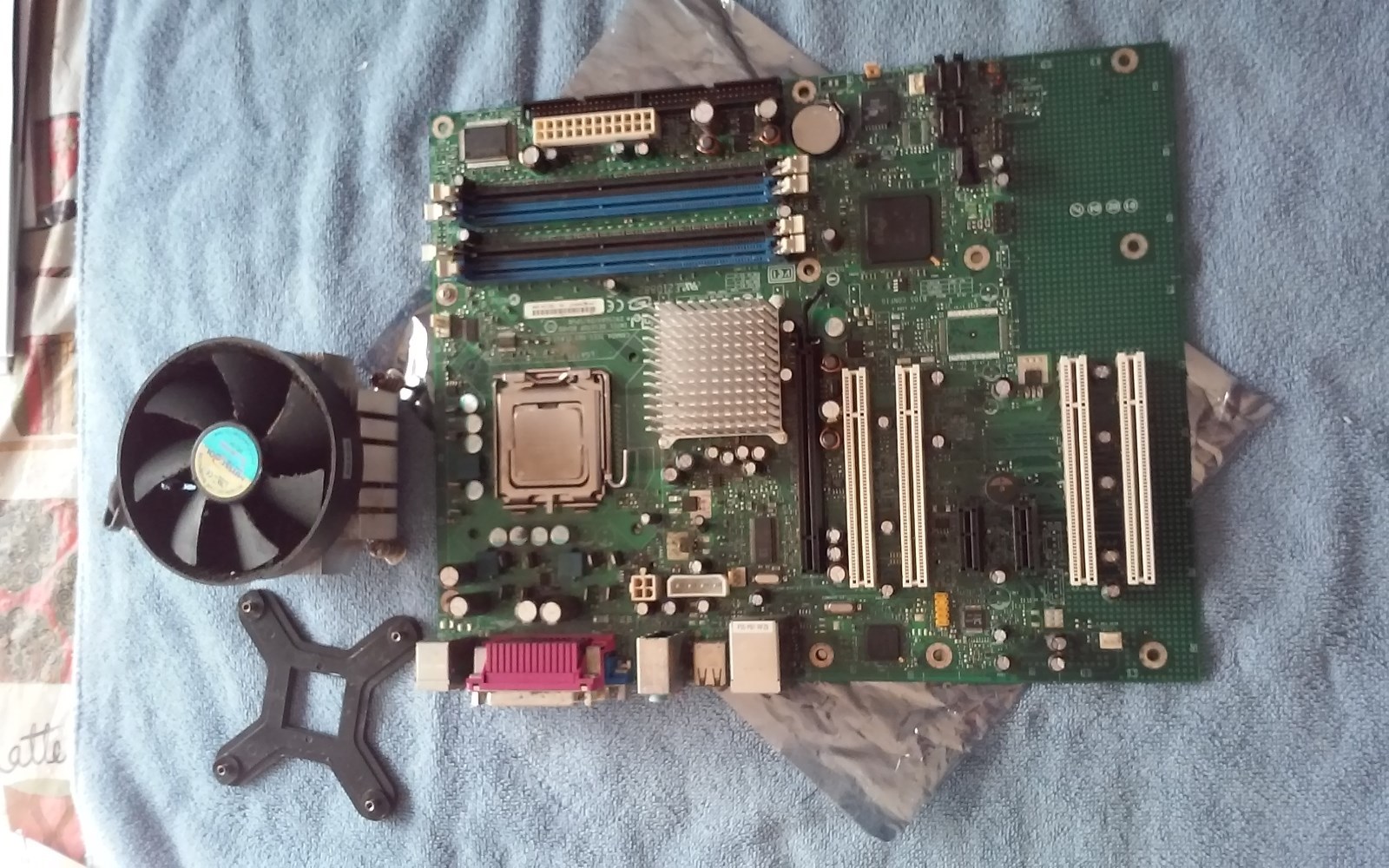 Vintage INTEL DESKTOP BOARD LGA775 E210882 Mb D915GAV/D915PGN  with p4 3.0g 