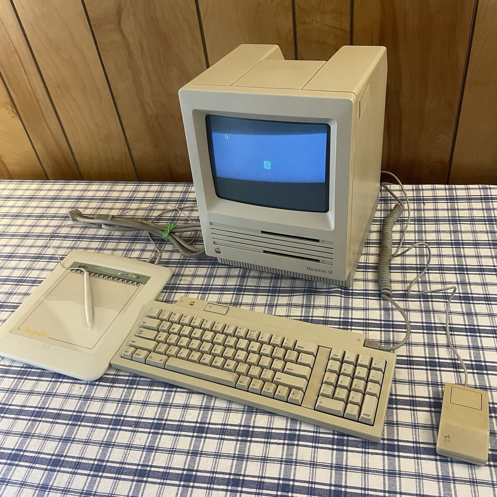 Apple Macintosh SE (Working) w Keyboard, Mouse, Drawing Pad Vintage Computer