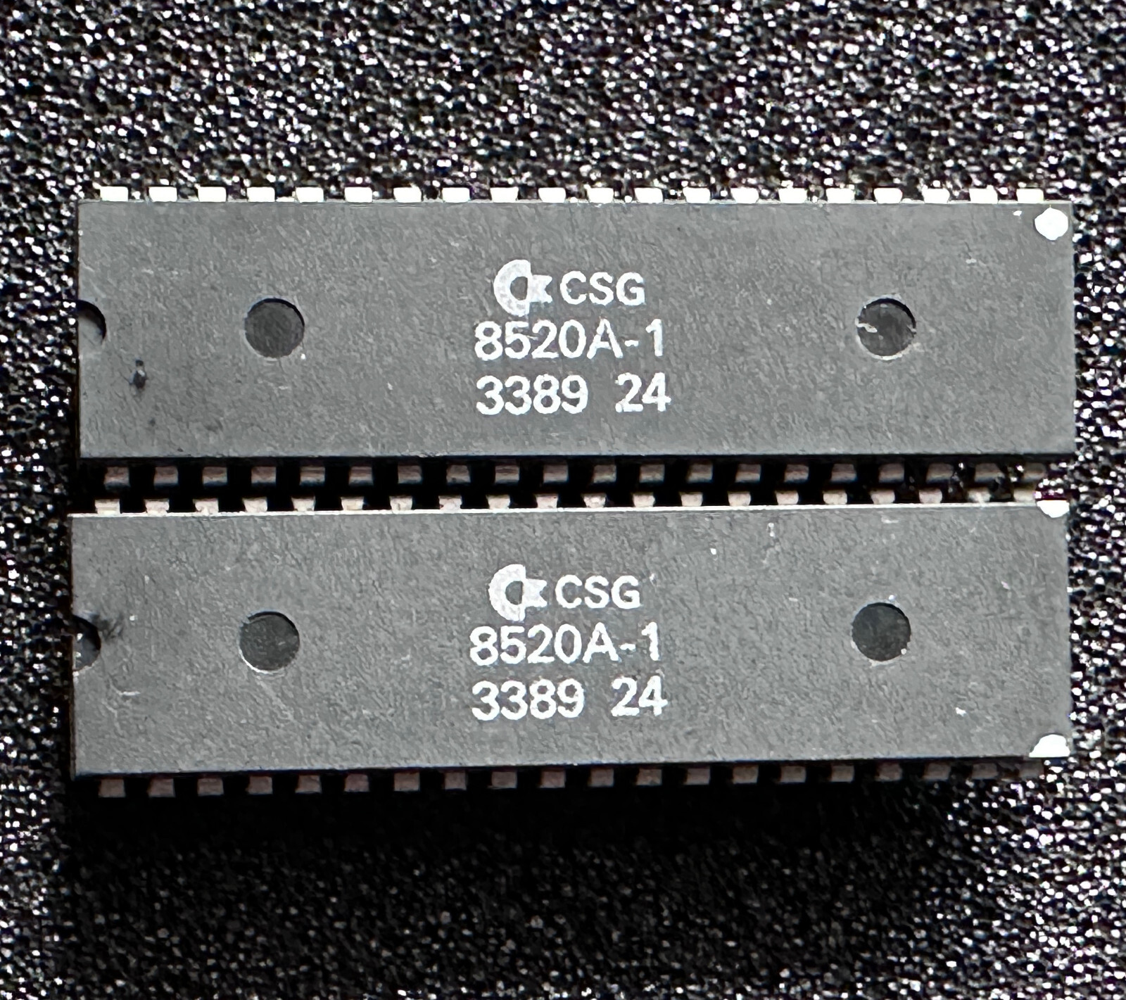 8520A-1 CSG/MOS ODD EVEN (x2) from an AMIGA 2000 REV.6.2 # 33 89