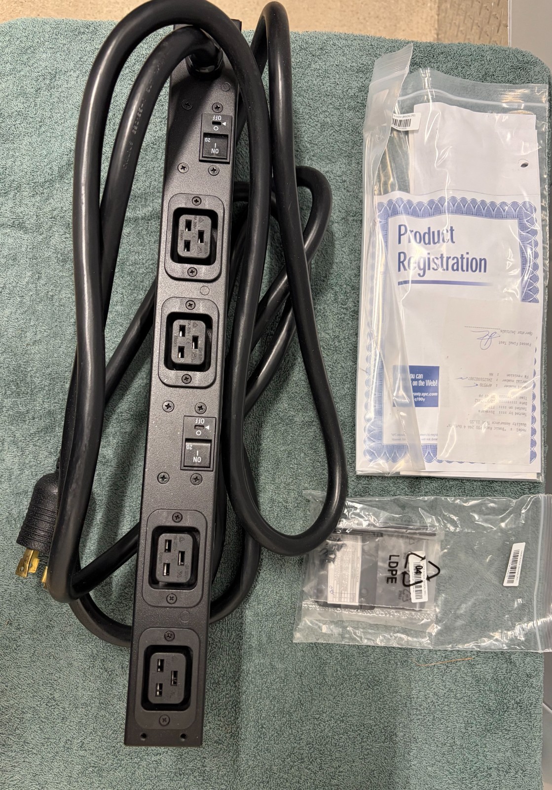 APC Basic Rack PDU 24A - AP9570, 208VAC, 24A, 50/60Hz