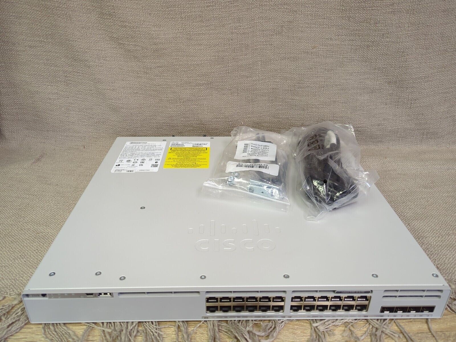 Catalyst Cisco C9300L-24T-4X-E Cisco 9300L Series Switch