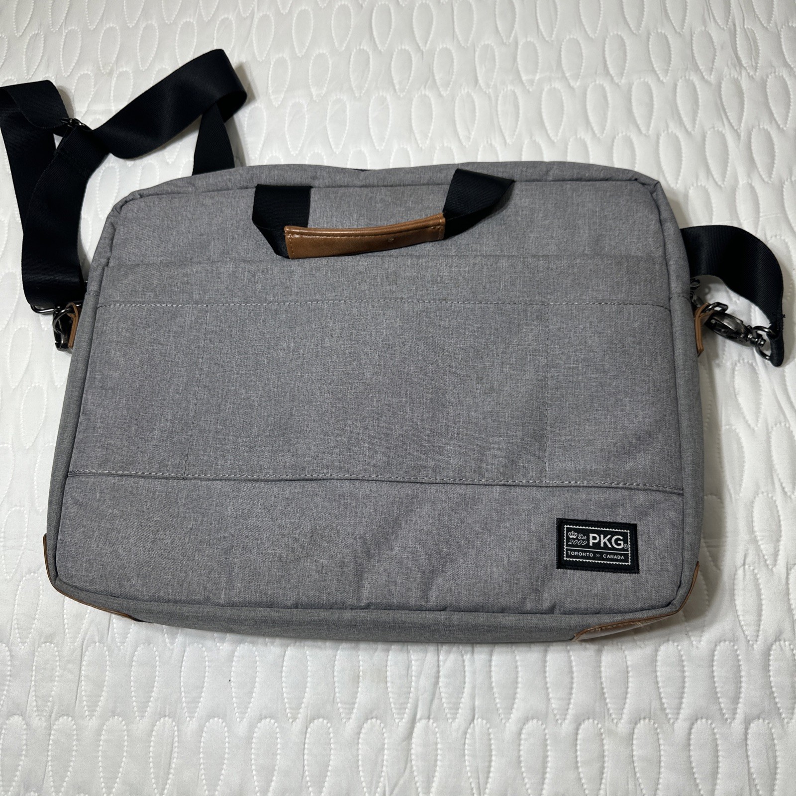 PKG Gray Polyester Shoulder/Messenger Bag for 15" Laptop, Padded, Partitions