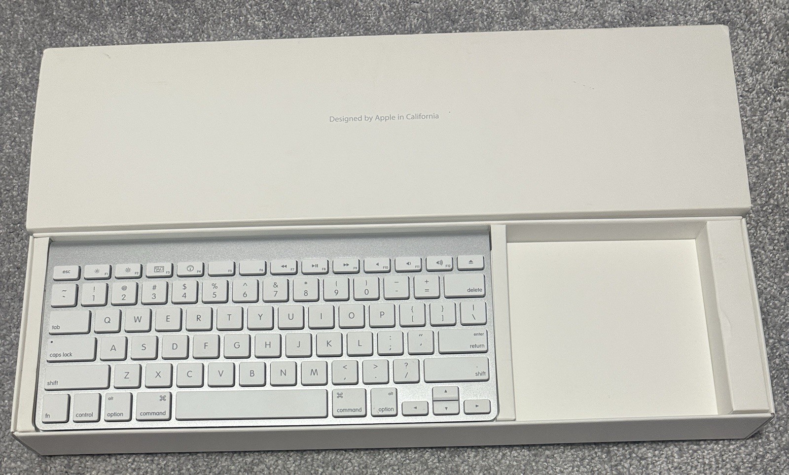 Apple A1314 Wireless Keyboard with Bluetooth Includes Original Box