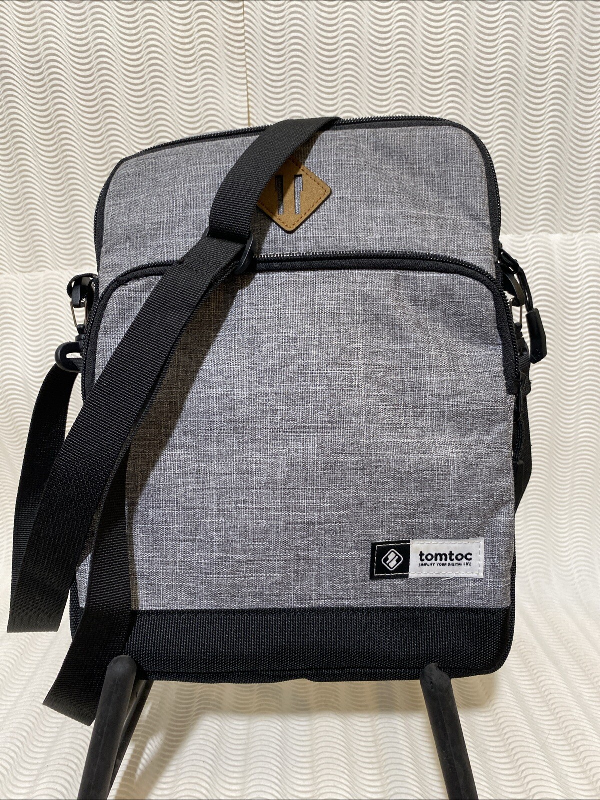 NWOT Tomtoc iPad Pro 11 Crossbody Purse Zipper Durable Cover Gray