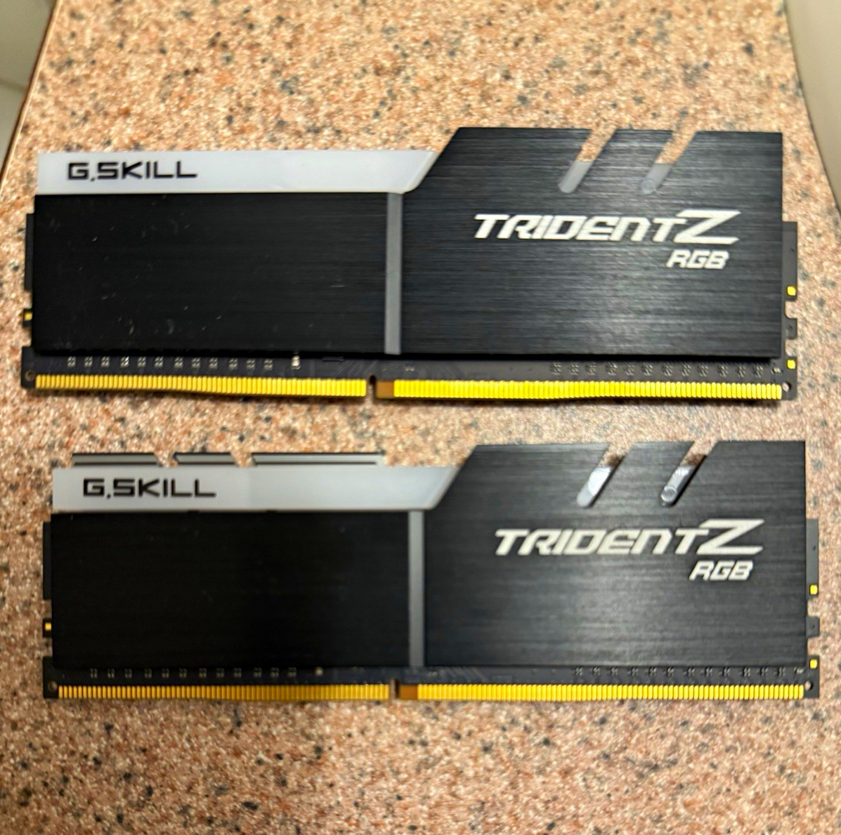 G.SKILL Trident Z RGB 16GB (2x8GB) DDR4-3200 DIMM XMP F4-3200C16D-16GTZR