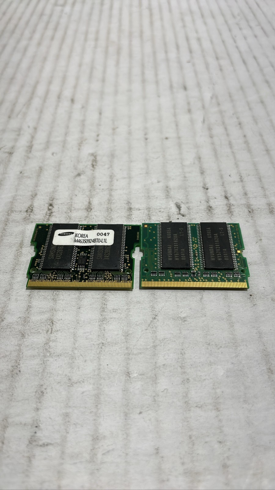 64MB 144-Pin MicroDIMM RAM PC100 Samsung M463S0924 Hyundai HYM71V8M655 Lot Of 2