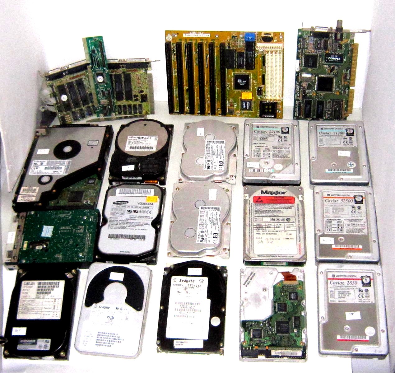 Vintage Lot: 20- 1990's Hard Drives & Boards, Maxtor, Caviar, Samsung, hp, etc.
