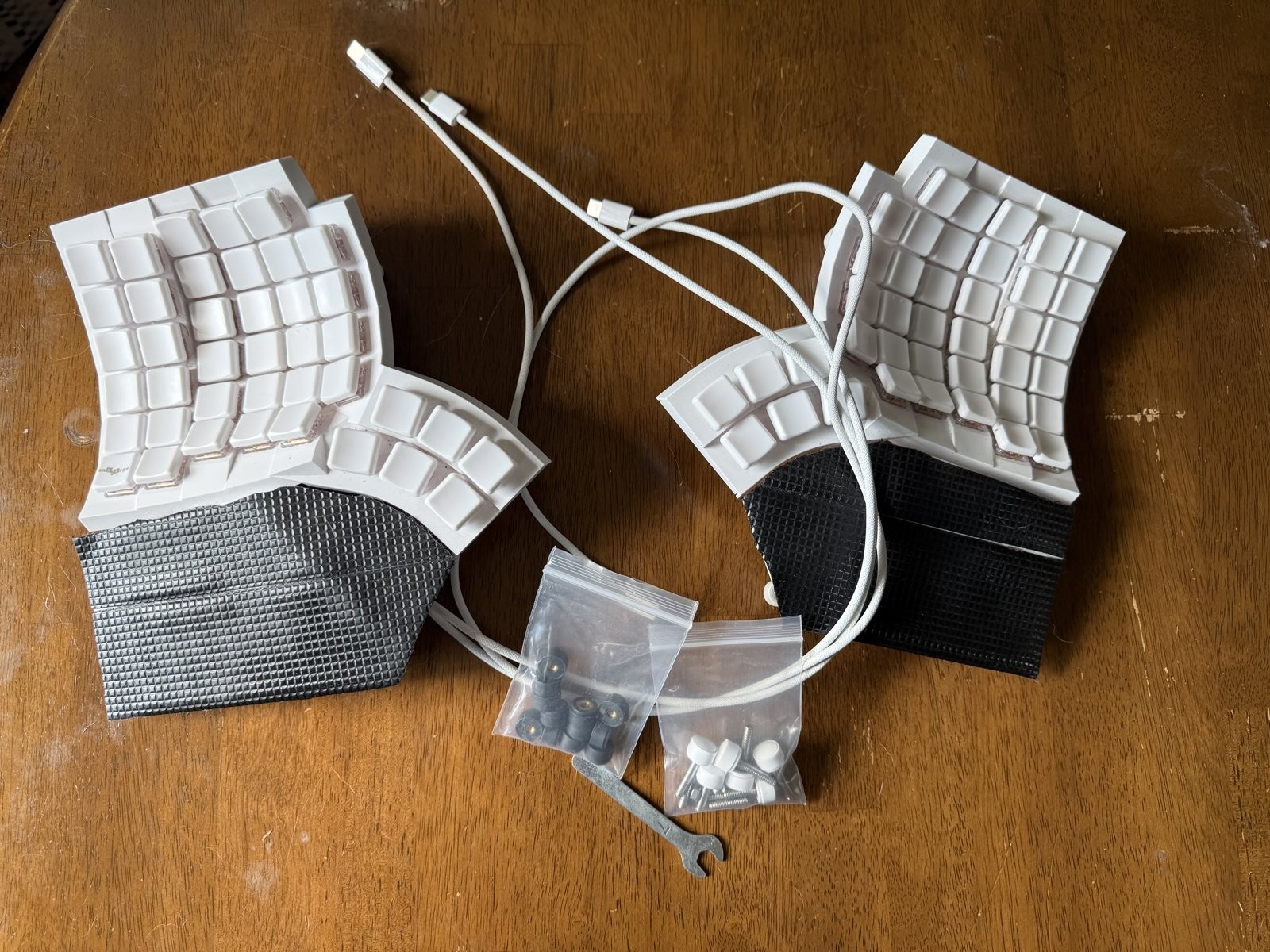 MoErgo Glove80 Wireless Split Ergonomic Keyboard R2 White Cherry Blossom Silent