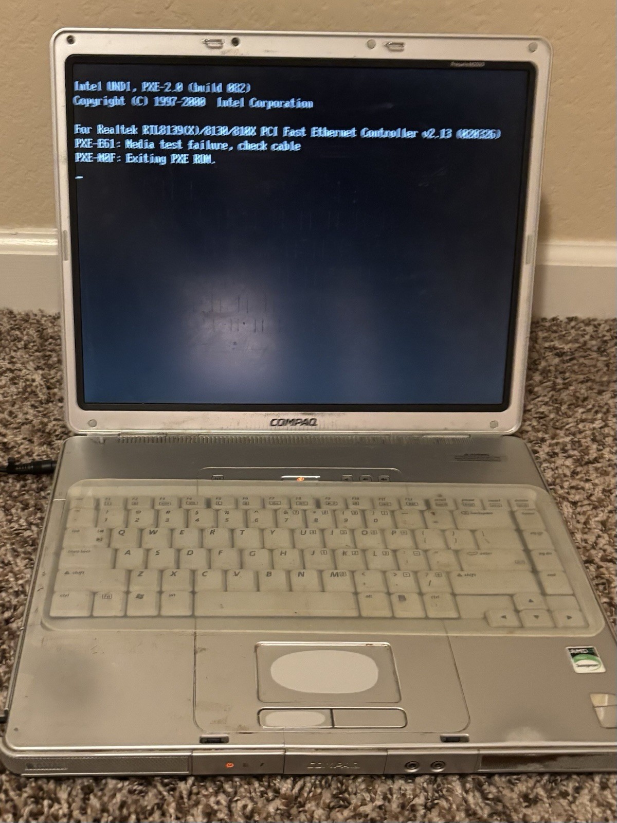 COMPAQ PRESARIO M2000 AMD Sempron 2800+ - 896MB RAM 40GB HDD - DVD/CDRW - WIN XP