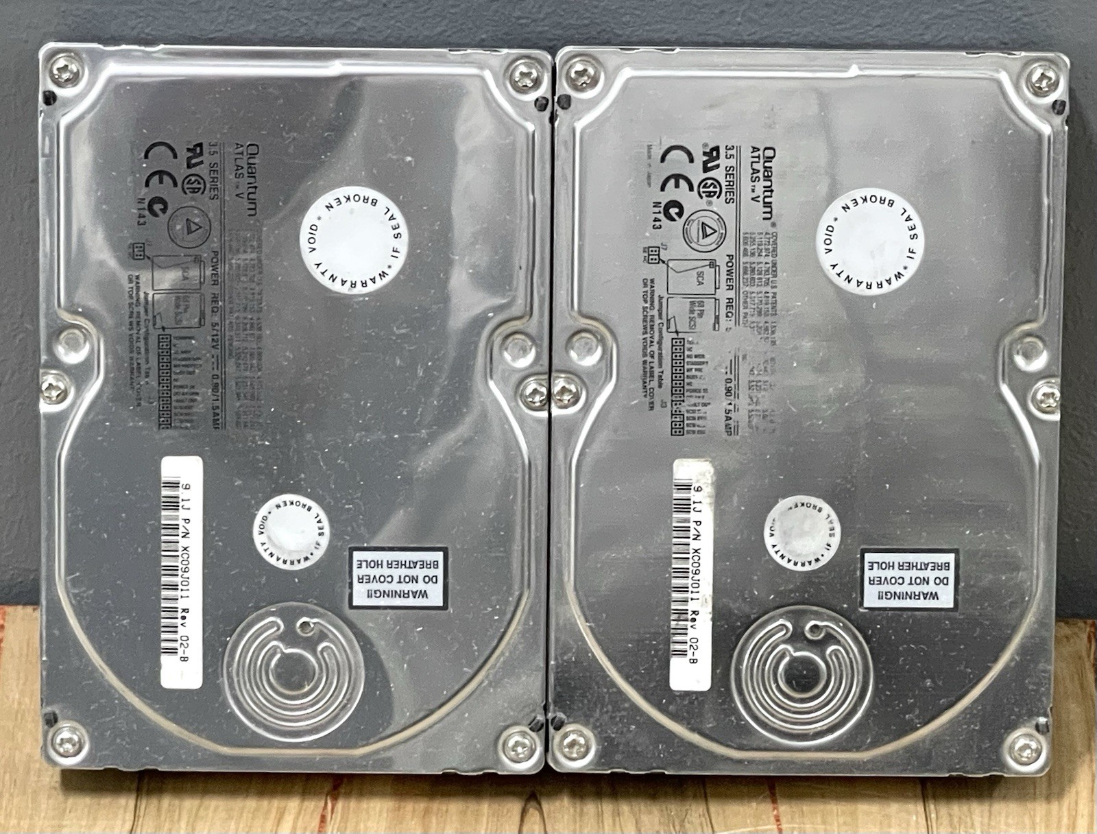 Lot of 2 Quantum/Maxtor Atlas V XC09J011 rev. 02-B 9.1GB 80-pin SCA-2 SCSI HDD