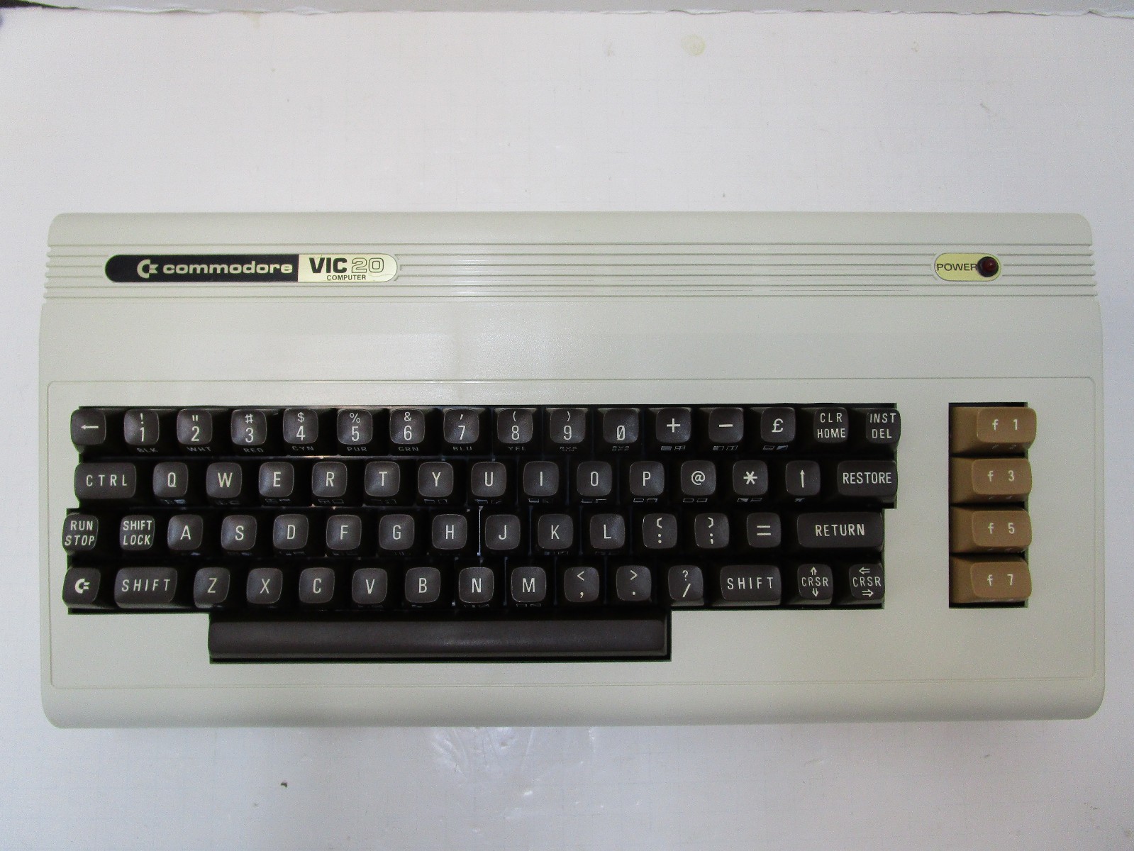 COMMODORE VIC-20 2-PIN STYLE 324003 COMPUTER TESTED AND WORKING LV8 💻