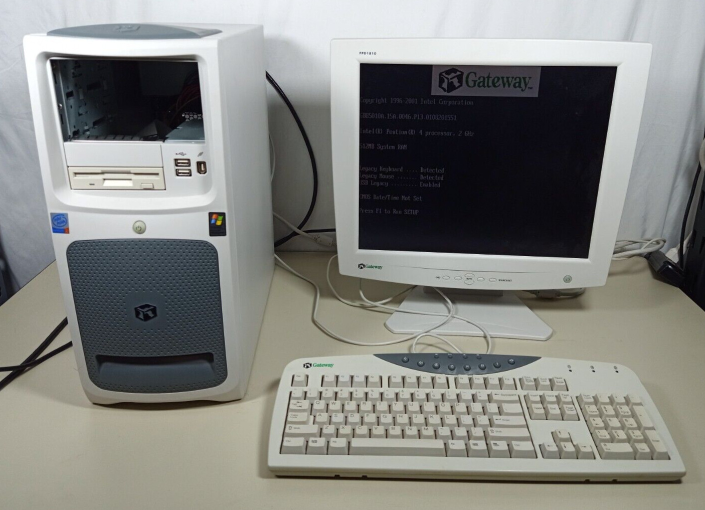 Vintage Gateway Desktop Computer w/Monitor & Keyboard ATXSTF MNT 700XL Pentium 4