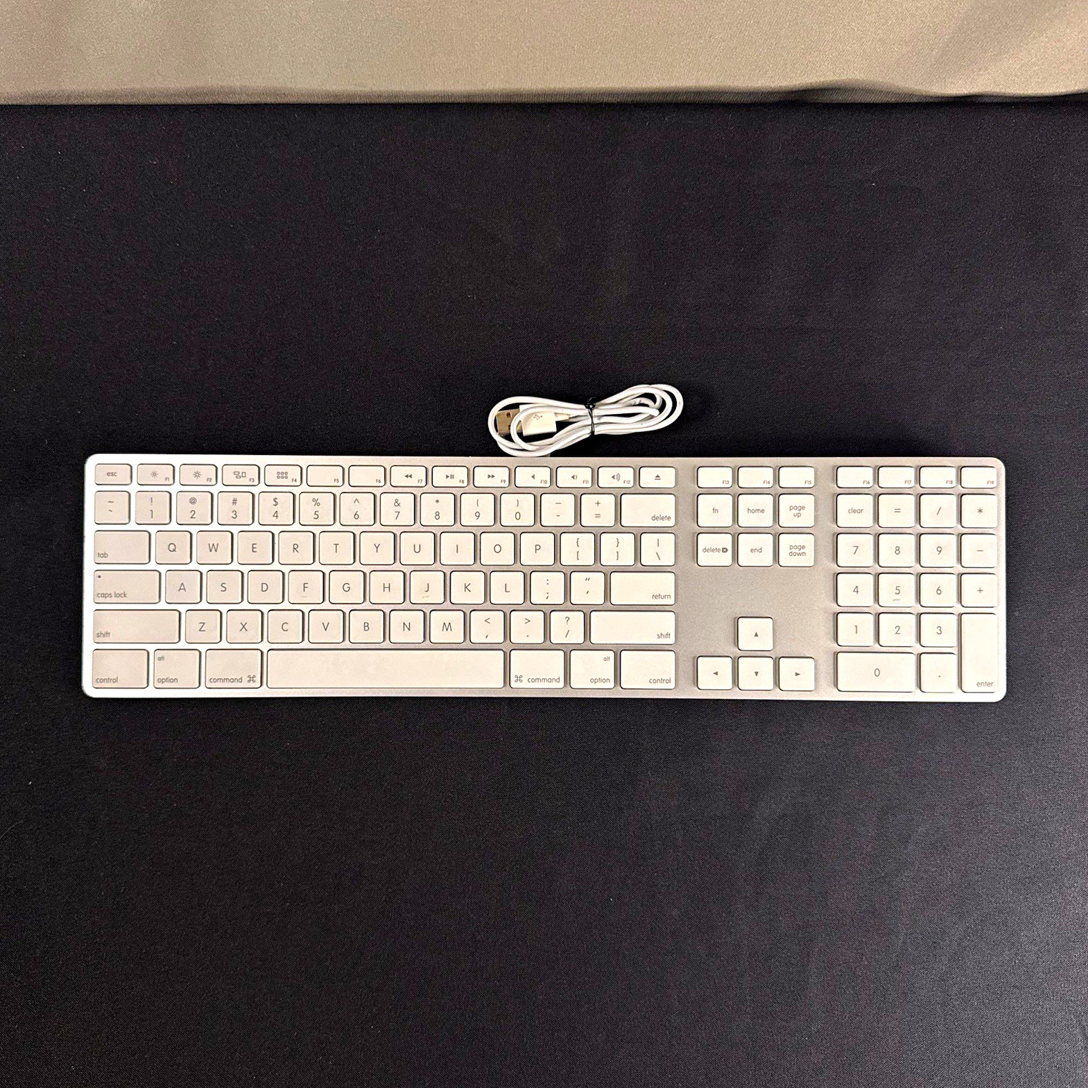 Apple Wired USB Full-Size QWERTY Keyboard w/ Numeric Keypad A1243 Silver Cleaned
