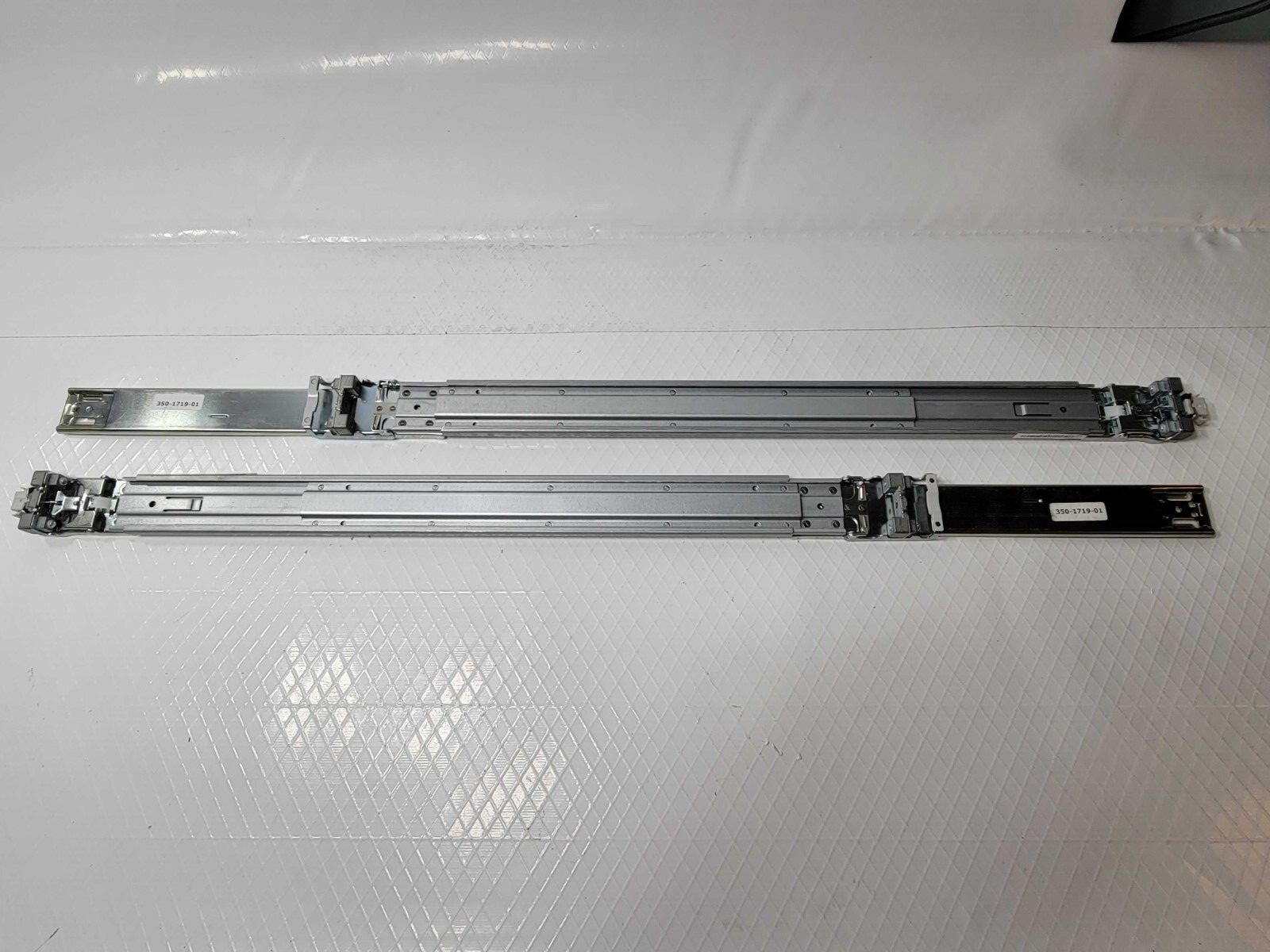 Sun Oracle Microsystems 350-1719-01 1U/2U Rails Kit & Cable Management Kit