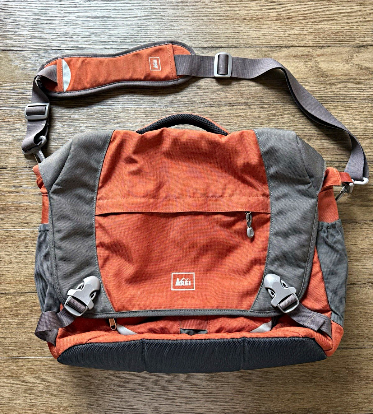 REI - Vintage Orange/Gray Shoulder Messenger Laptop Bag Padded Adjustable Strap
