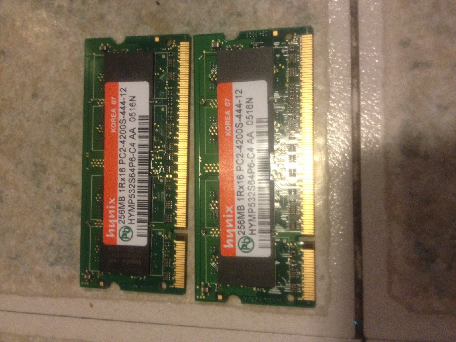 Hynix 512MB Memory Set - 2 X 256MB 1Rx16 PC2-4400S-444-12 Laptop Memory
