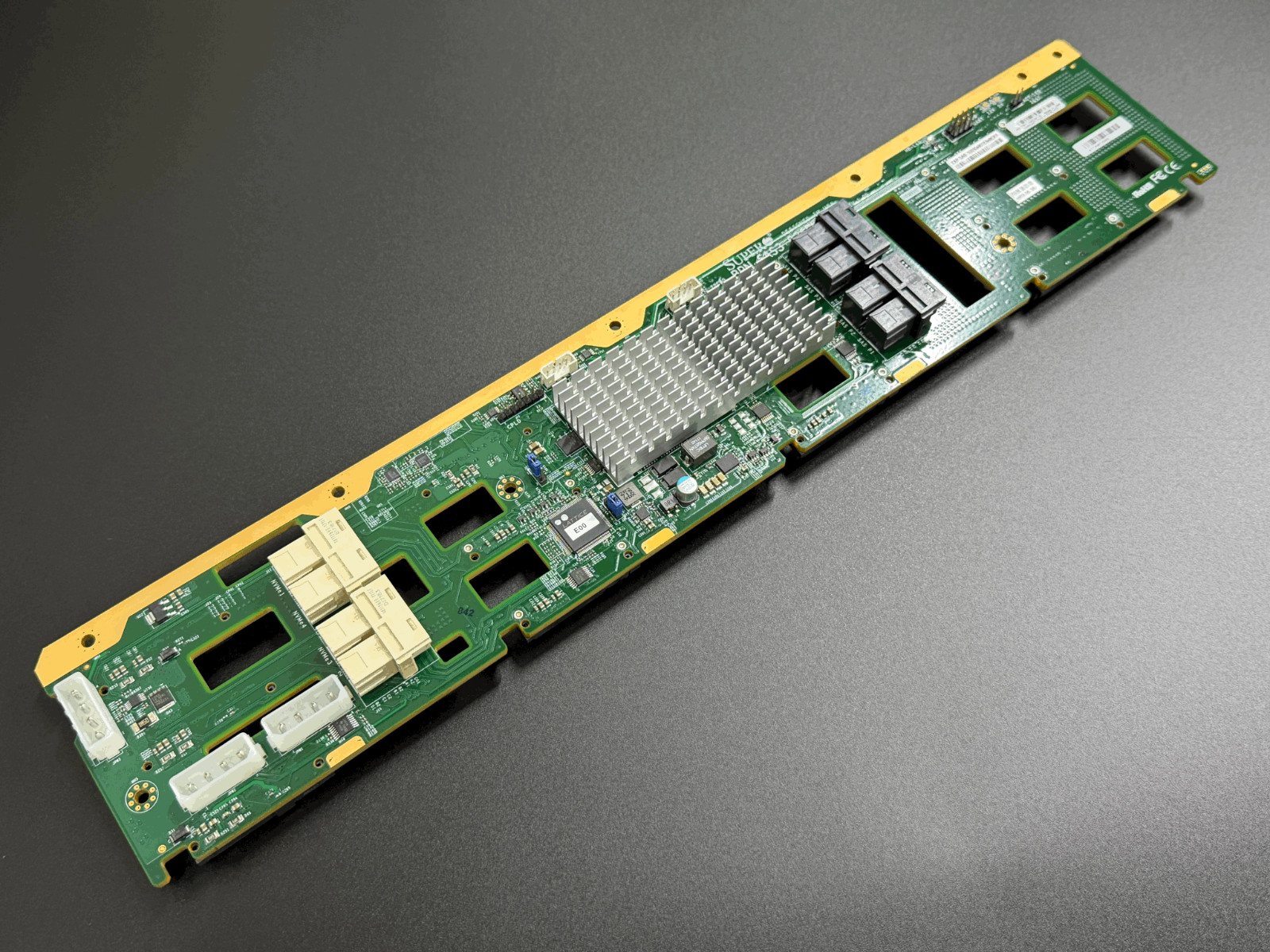 Supermicro 12-Bay 3.5 LFF SATA SAS 12G + (4x) NVMe Backplane  BPN-SAS3-826EL1-N4