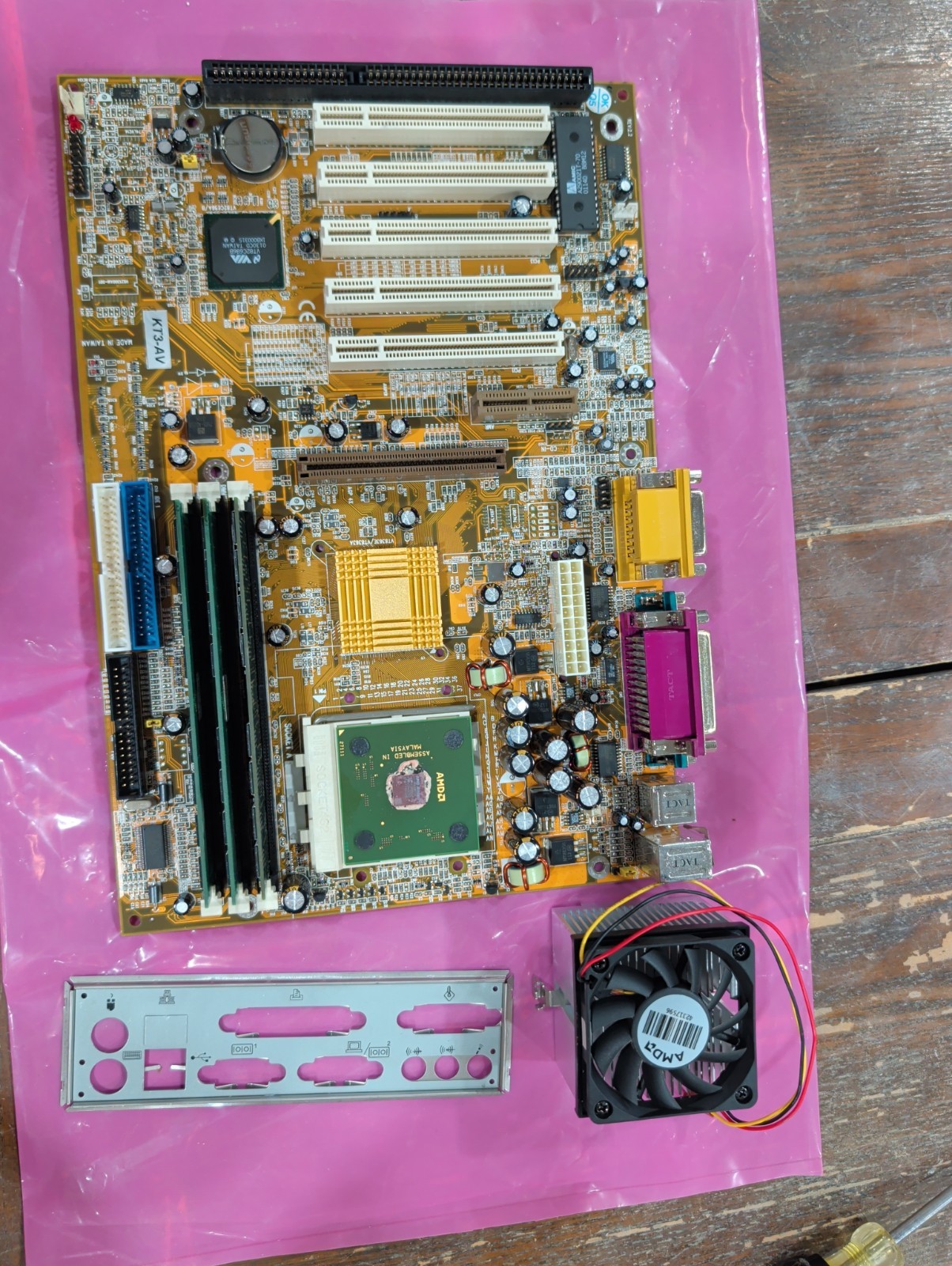 Azza KT3-AV Rev 2.2 Socket A MotherB W/ Heatsink I/O Shield 512 MB & CPU 1800