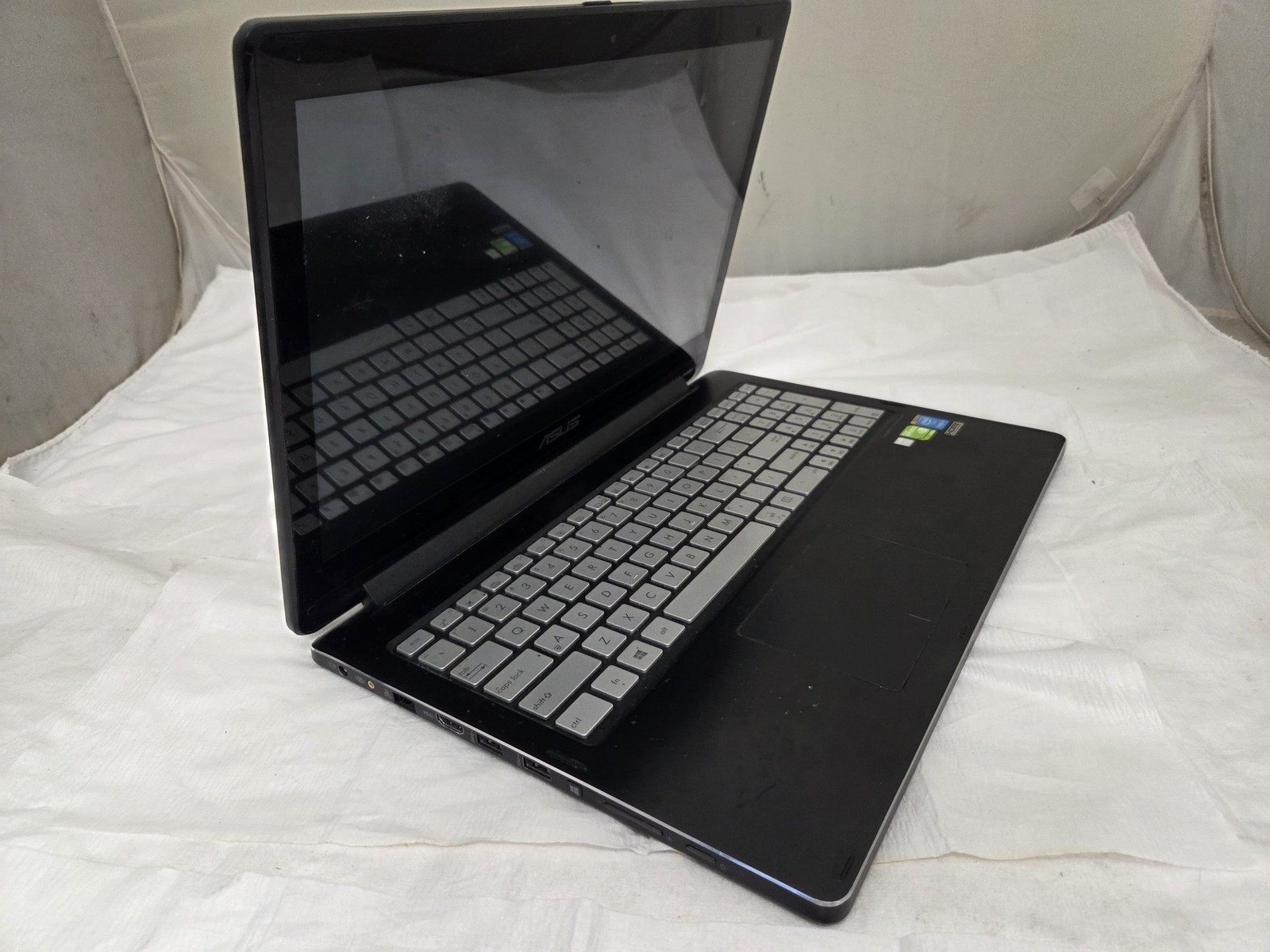 ASUS Q551L 15.6in Touchscreen Laptop Core i7 GeForce 940M Notebook PC