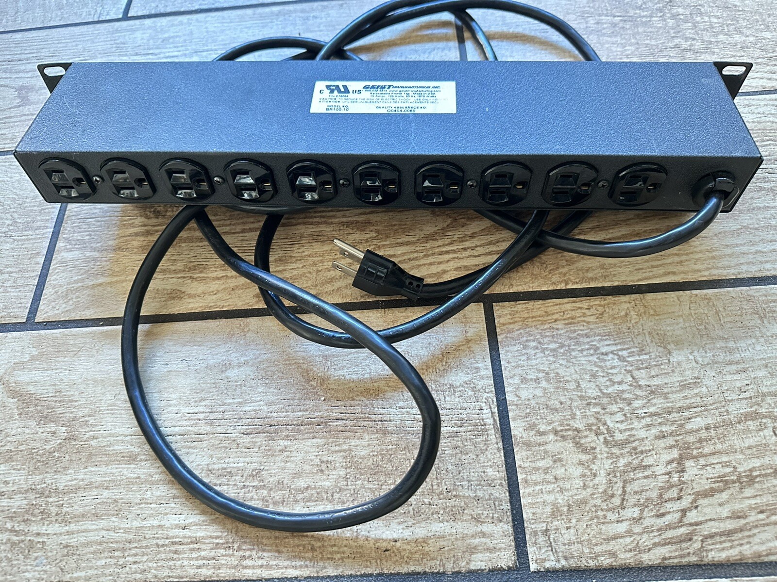 Geist 10-Outlet Rackmountable Power Distribution Unit 125V 15A BR100-10