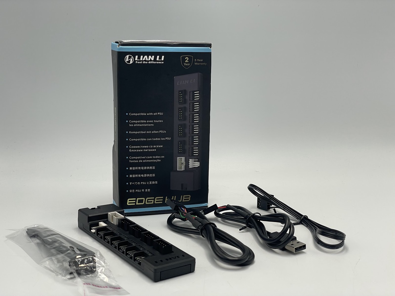 Lian Li Edge Hub Universal USB and Fan Hub - Black