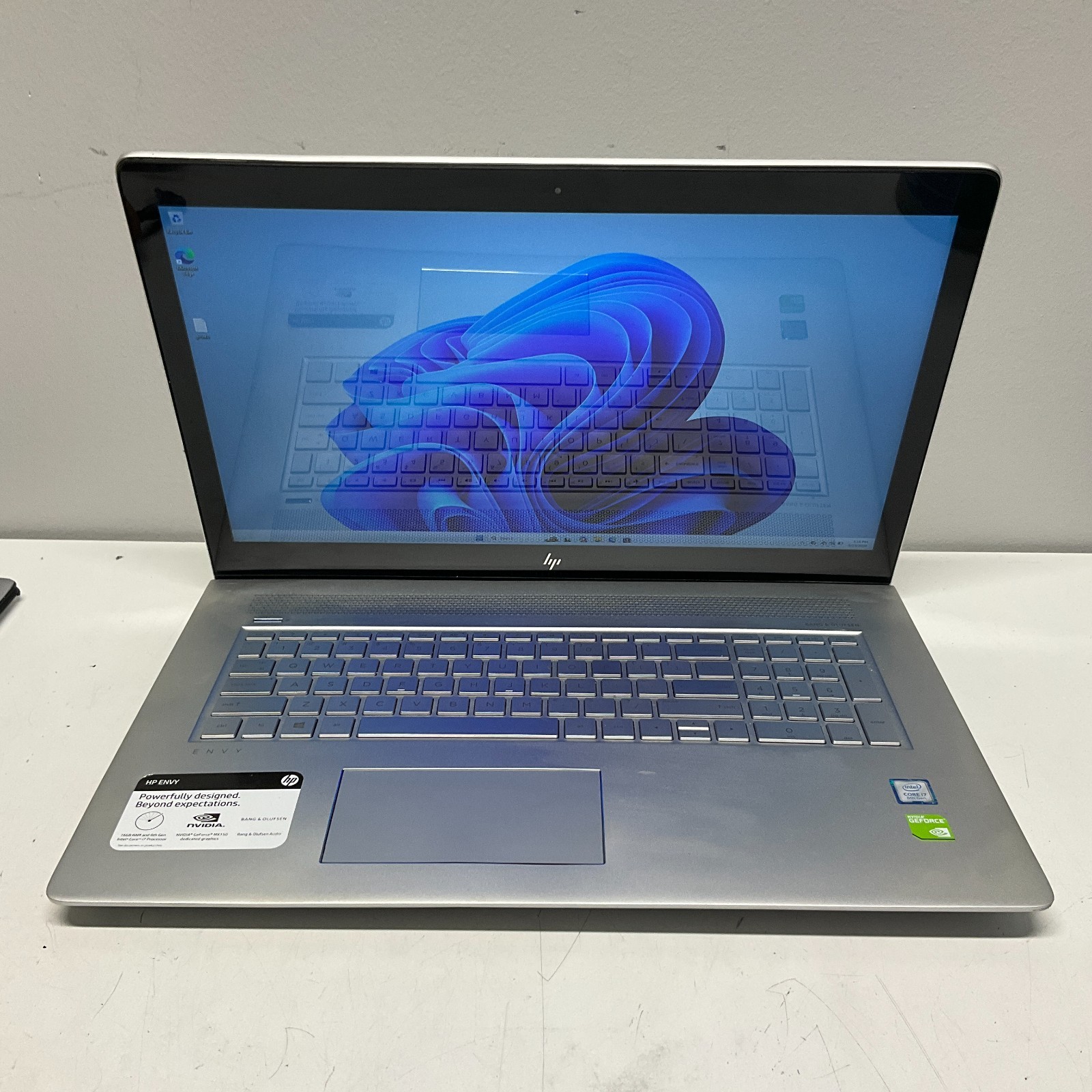 HP ENVY 17m-ae111dx i7-8550U 1.80GHz GeForce MX150 17"Touch 8GB 128GB SSD READ