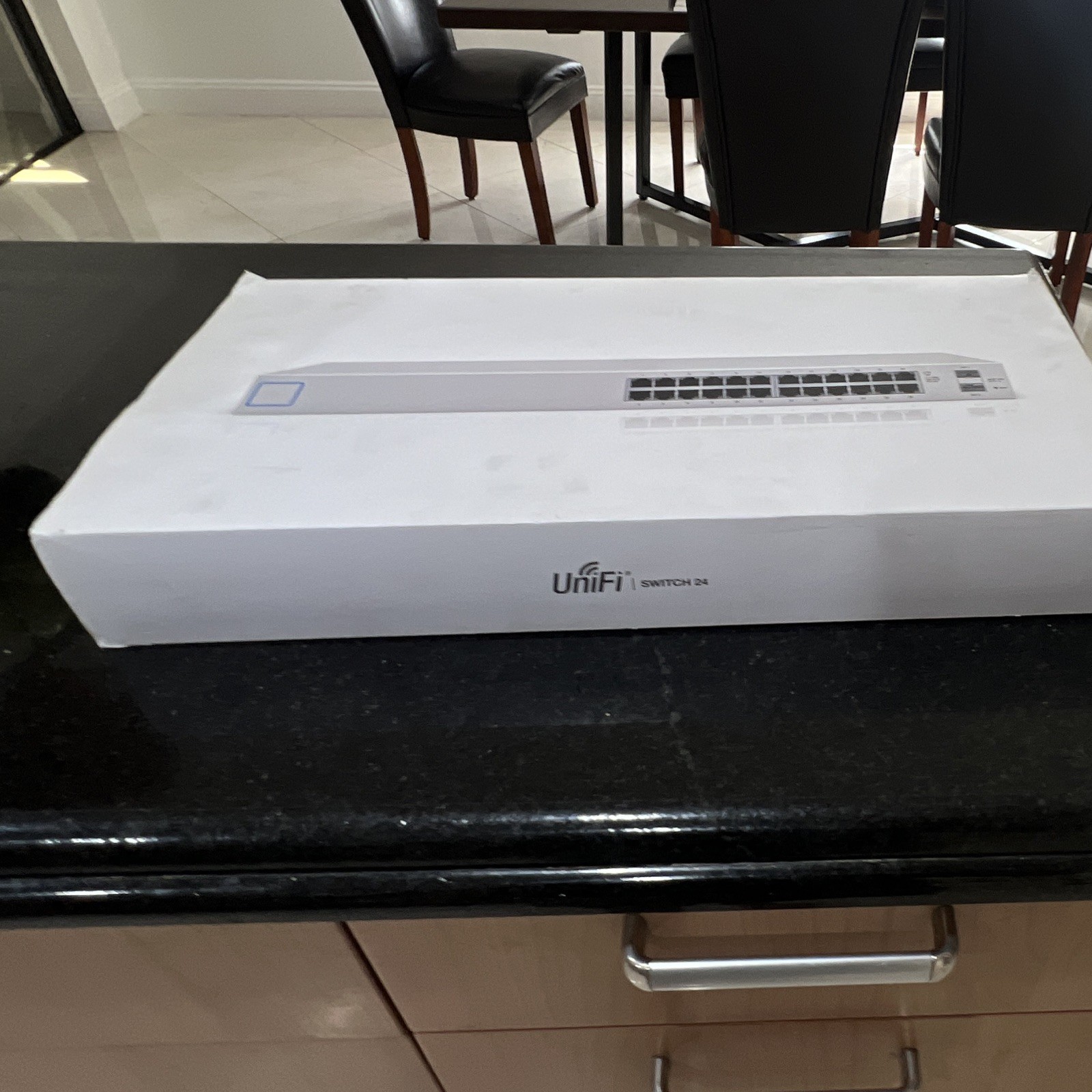 Ubiquiti UniFi US-24 24-Port Managed Gigabit Network Switch + 2 SFP – Open Box