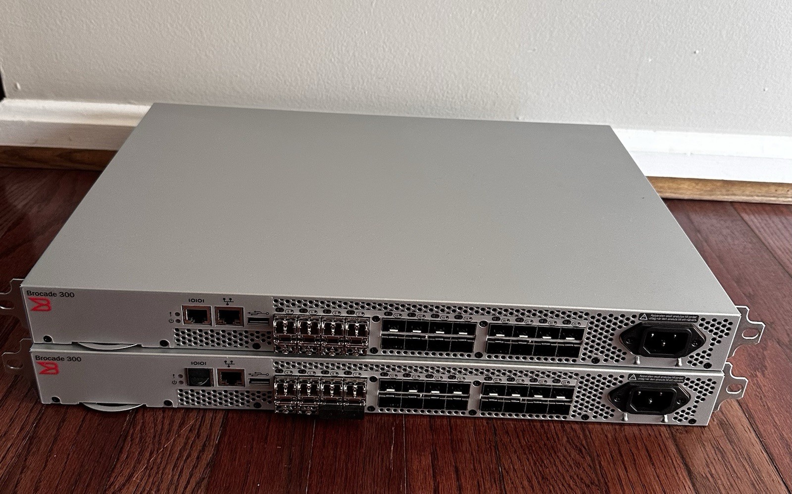 2 x Brocade 300 8Gb Fibre Channel Switch 24-Port Rack Mount 57-1000117-01