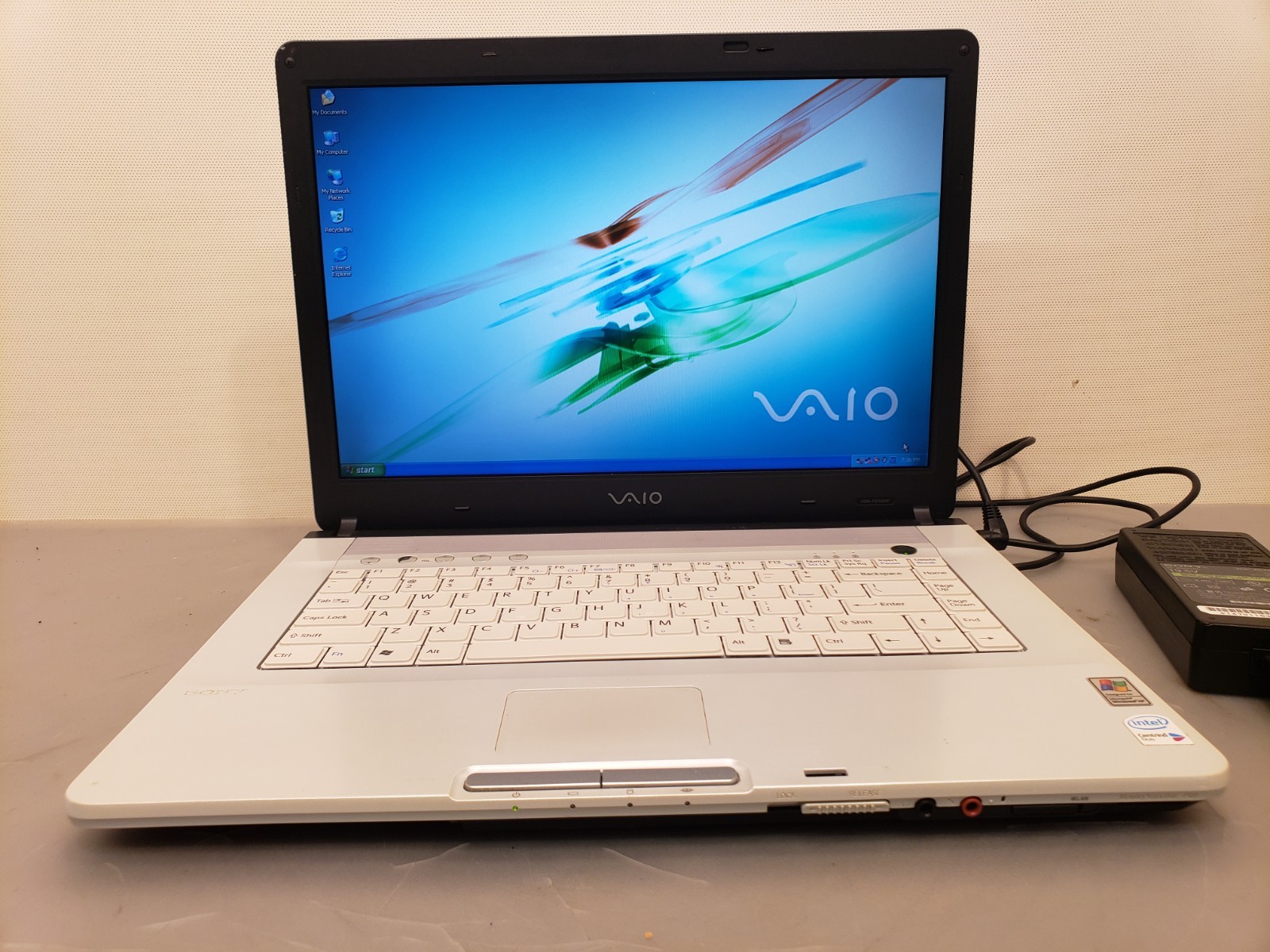 Sony Vaio 15.4" VGN-FE590 Centrino T2400 1.83GHz, 1GB RAM, 120GB SSD Windows XP