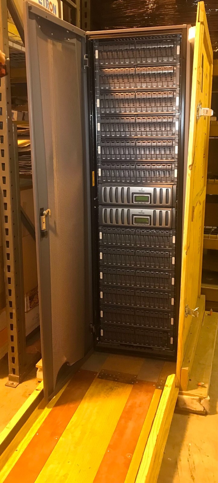 NetApp FAS3050C Disk Storage Array , 50 TB Fiber channel ,iSCSI