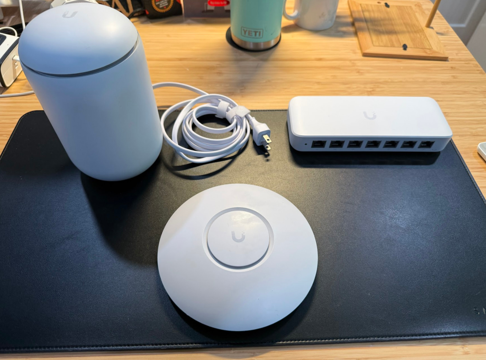 Ubiquiti UniFi Network Bundle:UDM Dream Machine + USW-Ultra-60W Switch + U6+ AP