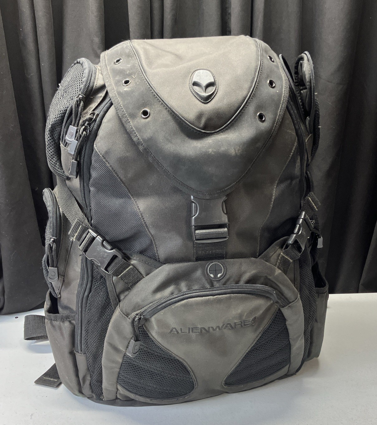 Alienware Deluxe Oversize Gaming Laptop Backpack Black / Gray Bag Vintage
