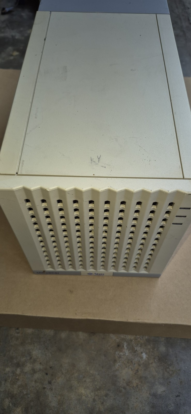 Sun Microsystems 599-2234 12-Bay SCSI Drive Enclosure, Powers on , As Is