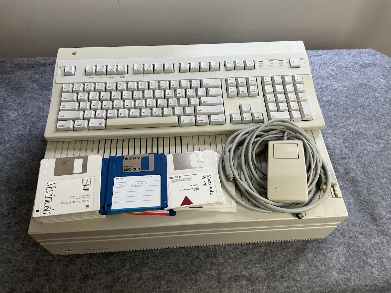 Apple Macintosh IIfx 40Mhz, NuBus, Seagate SCSI Drive, Keyboard, Mouse, Software