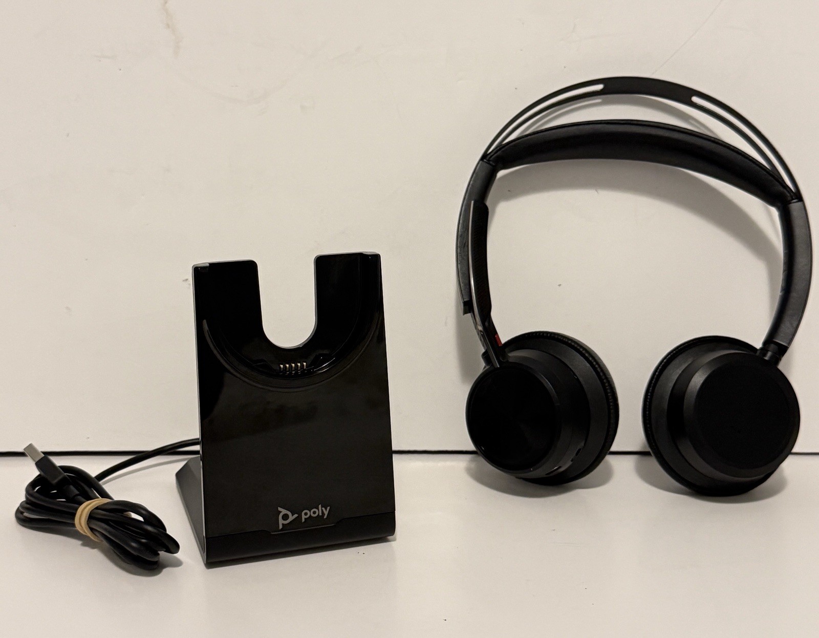 Poly Voyager Focus 2 UC with Stand (Bluetooth Headset) Focus2