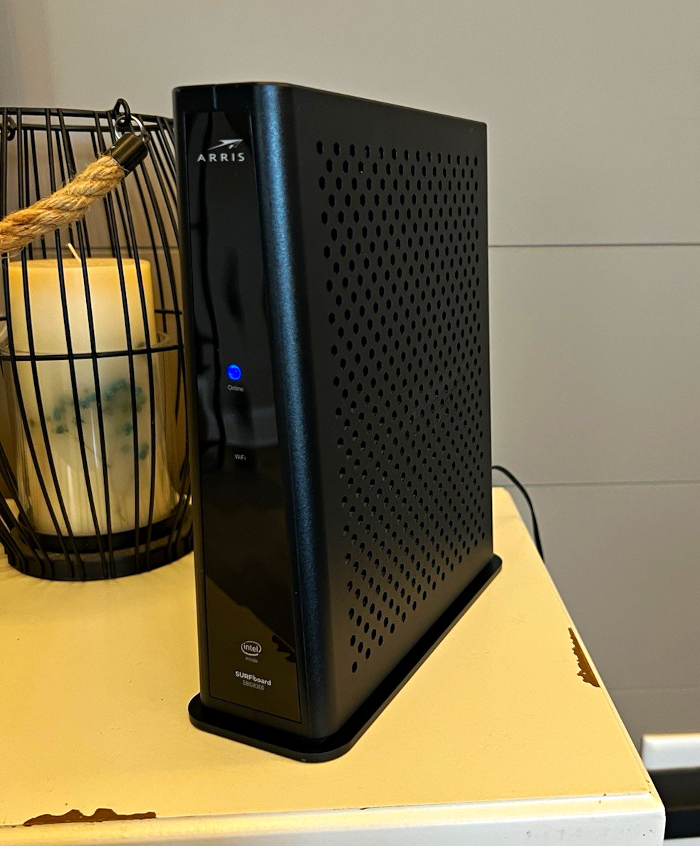 ARRIS SURFboard SBG8300 DOCSIS 3.1 Dual-Band Cable Modem Router, Black