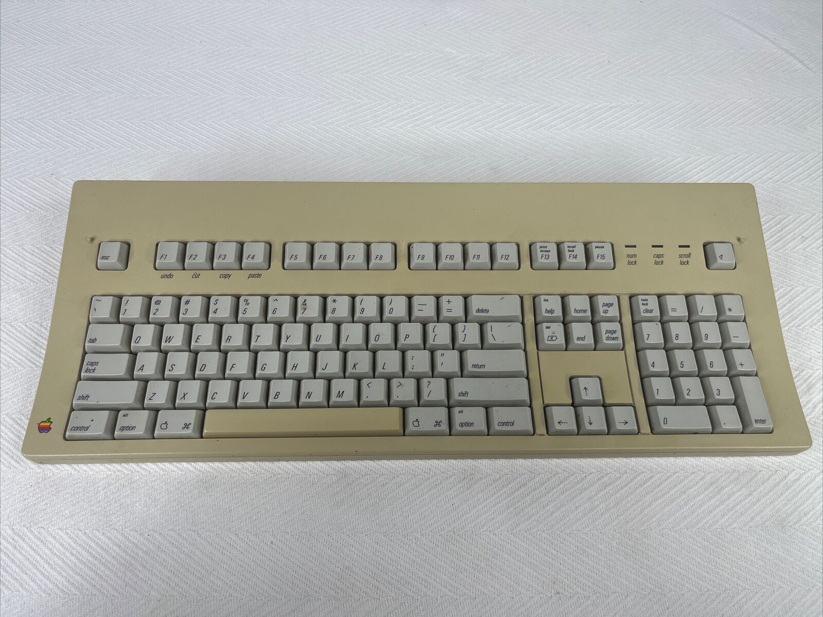 Vintage Apple M0115 Beige Handheld Wired (Qwerty Standard) Extended Keyboard