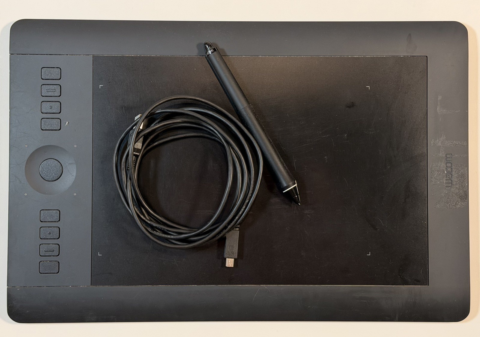 WACOM INTUOS Pro Medium PTH-651 Tablet with Pen and USB Cable