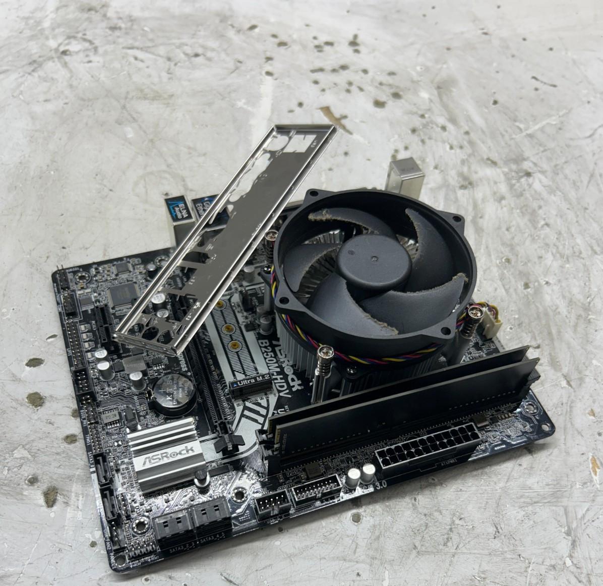 ASRock B250M-HDV P1.50E Intel Core i5-7500 3.40GHz 4GB
