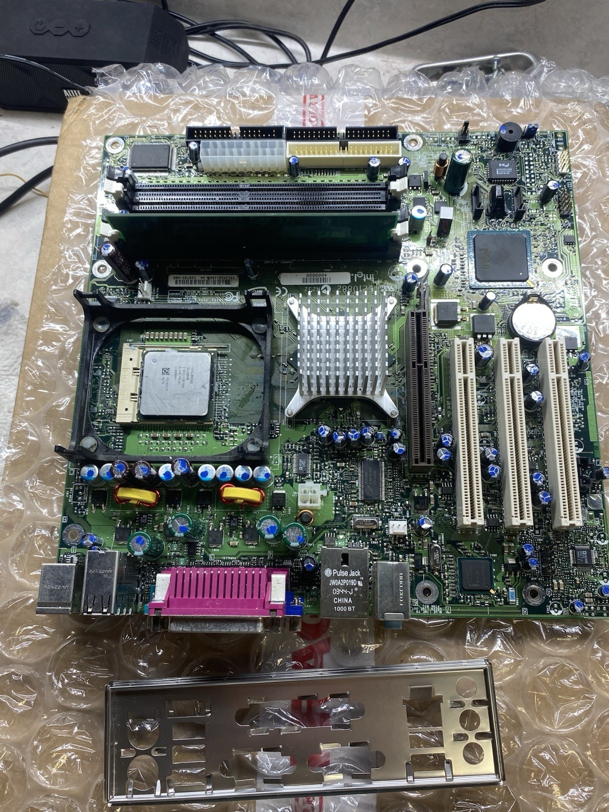 Intel D865GLCLK  Socket 478 DDR SDRAM AGP/PCI USB 2.0 processor included