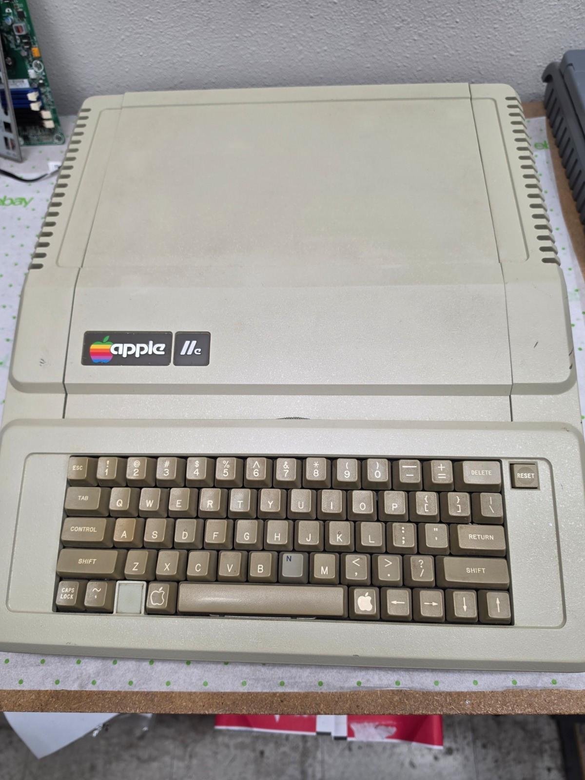 Apple IIe Vintage Computer A2S2064 - Powers on to APPLE II Screen - See Pics